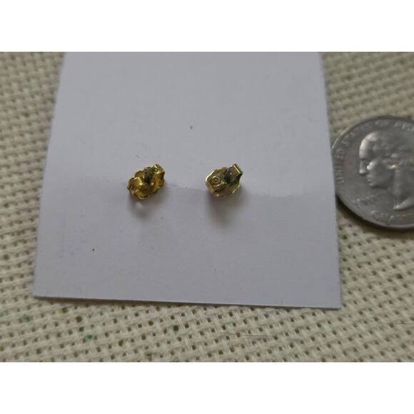 VTG Avon Christmas Wreath Green Red Gold Minimalist Studs Pierced Holiday Retro - Picture 3 of 3